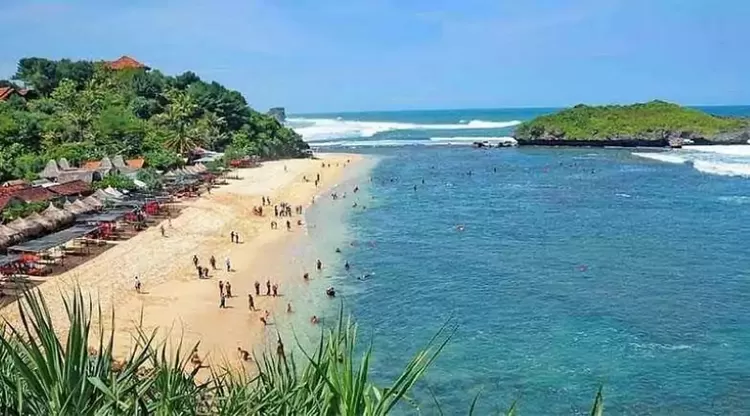 Pasir putih terhampar di Pantai Slili, membuatnya semakin indah bak pantai di Bali. (Dok. raskita.com)
