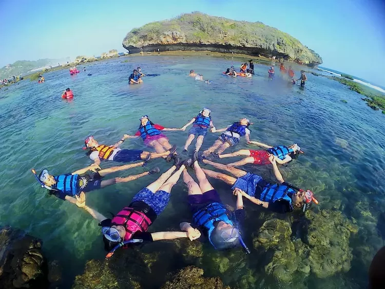 Rasakan sensasi snorkeling dan nikmati keindahan bawah laut di Pantai Slili. (Dok. hargatiket.net)