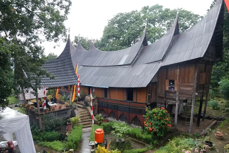 Rumah Gadang di Kampuang Minang Nagari Sumpu.