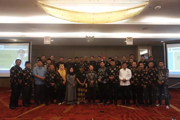 Potret deretan Kepala Desa dan Ketua BPD Kabupaten Bekasi yang mengikuti kegiatan Peningkatan Kapasitas Kepala Desa dan Ketua BPD Tingkat Kabupaten Bekasi.