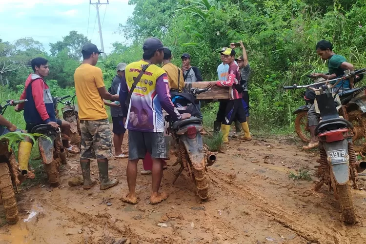 Suasana ketika pengantaran Jariah ke rumah sakit. (Dok. E Bengkulu)