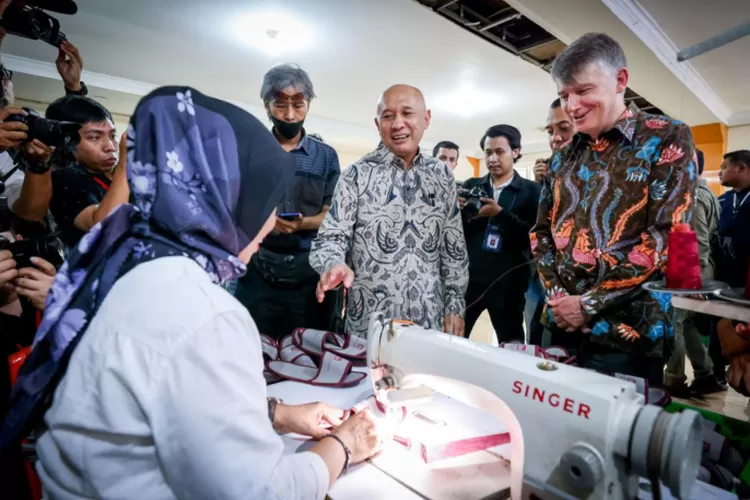 Menteri KopUKM dan Kedubes Inggris untuk Indonesia saat menghadiri kegiatan Mlaku-Mlaku Nnag Dolly (Dok. klikwarta.com)