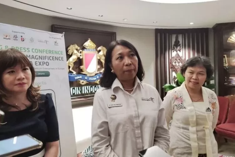 Deputi Bidang Pemasaran Kementerian Pariwisata dan Ekonomi Kreatif (Kemenparekraf) Ni Made Ayu Marthini bersama Wakil Ketua Umum Kadin Koordinator Bidang Maritim, Investasi, dan Luar Negeri Shinta W. Kamdani.  (Dok.  apahabar.com)